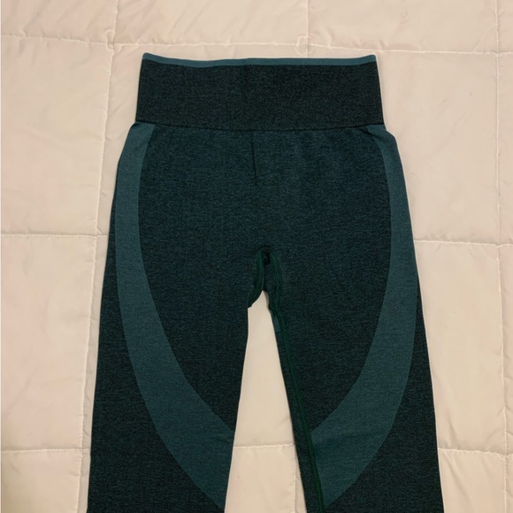 Victoria’s Secret: Pink Seamless leggings in Dark Ivy Marl; Green leggings - Picture 3 of 4